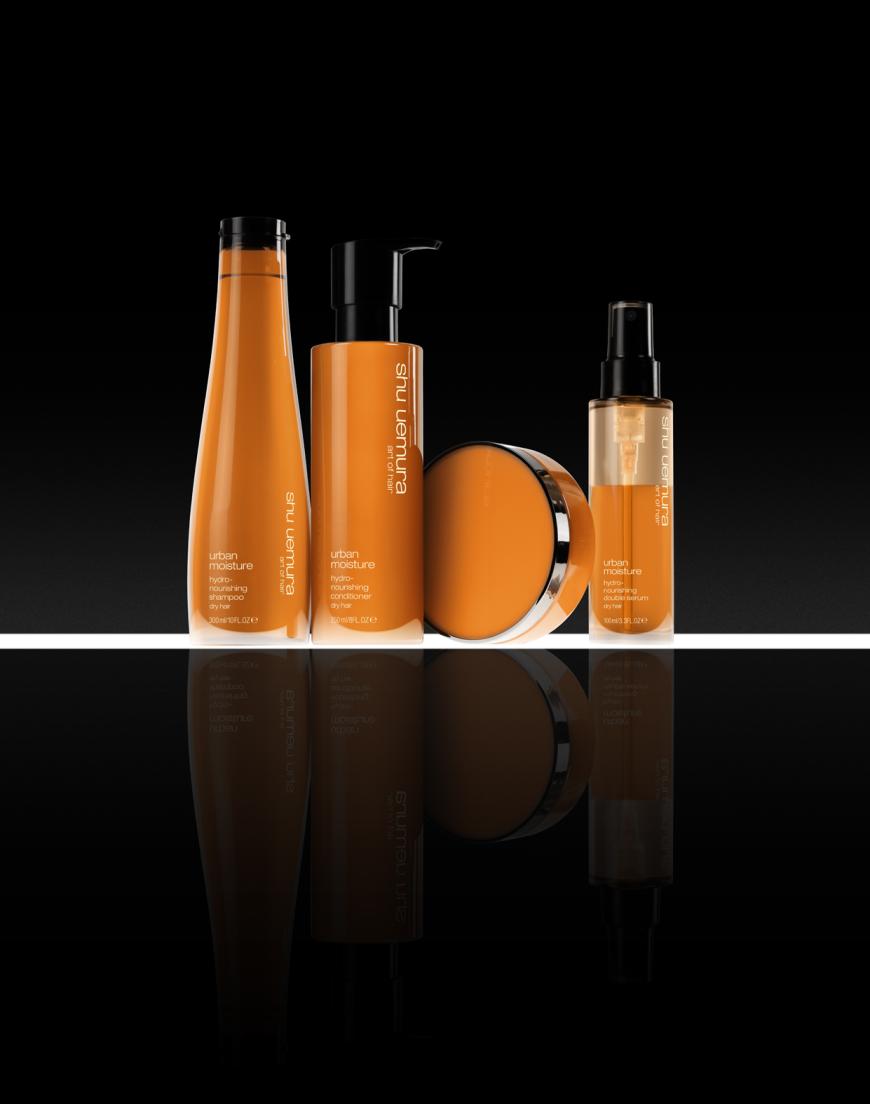 Urban Moisture ist eine neue Nährpflege von Shu Uemura Art of Hair für trockenes Haar zum täglichen Schutz vor Umwelteinflüssen und um das Haar vor Glanzlosigkeit zu bewahren. Innovative Inhaltsstoffe sind Rotalgen, die seit Jahrhunderten für ihre heilenden Eigenschaften bekannt sind, und Moringa, auch bekannt als