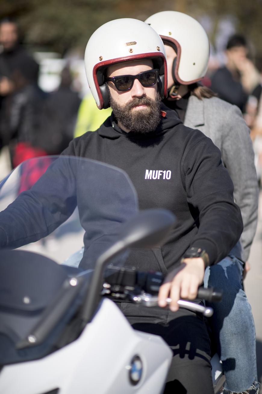 Mit seinem Motorrad cruist er durch die Modemetropolen dieser Welt