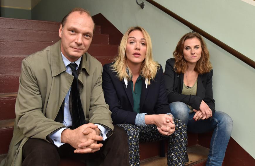Alwara Höfels, Martin Brambach und Karin Hanczewski bei den Dreharbeiten des Tatorts „Auf einen Schlag“ in Dresden.