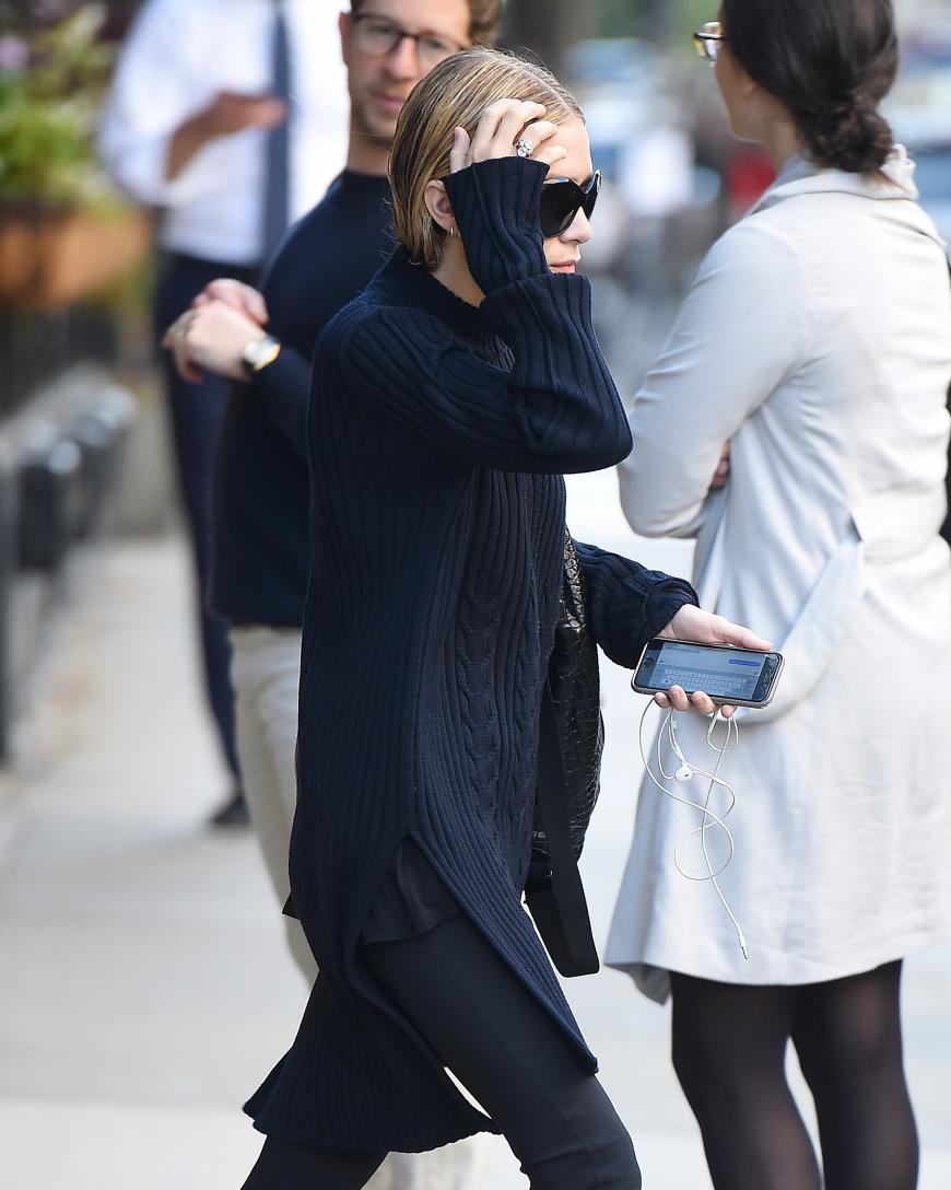 Es glitzert und funkelt am Ringfinger von Ashley Olsen