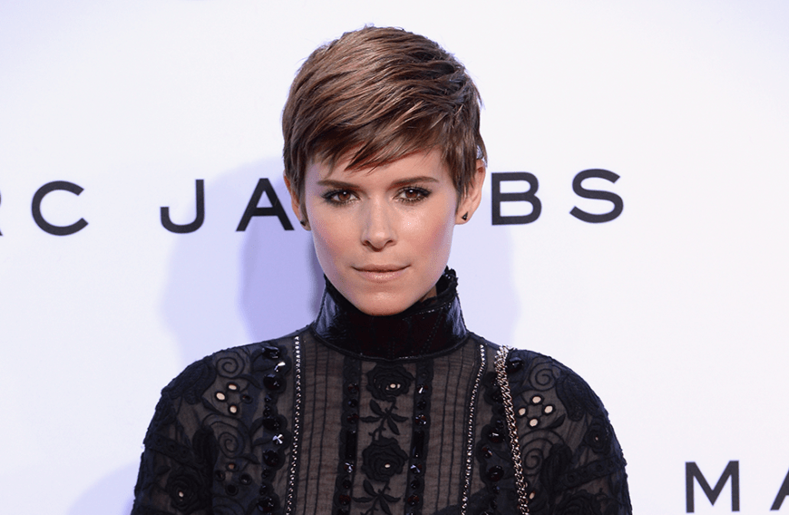 Der süße Pixie-Cut passt perfekt zum schmalen Gesicht von Kate Mara und ist einfach herrlich unkompliziert. So geht's: Nach dem Waschen trocken föhnen. Mit ein wenig Wachs das Deckhaar seitlich nach vorn kämmen und zurecht zupfen.