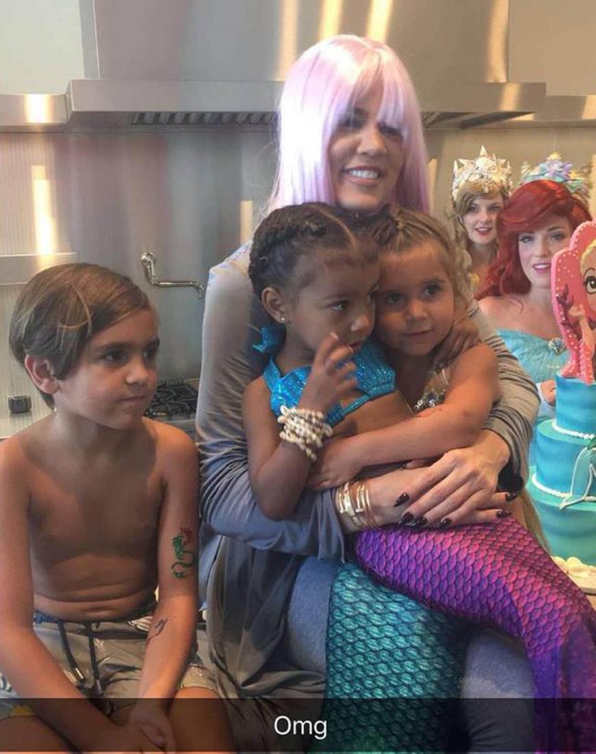 Khloé Kardashian mit ihren Nichten North West und Penelope Scotland Disick und ihrem Neffen Mason Dash Disick.