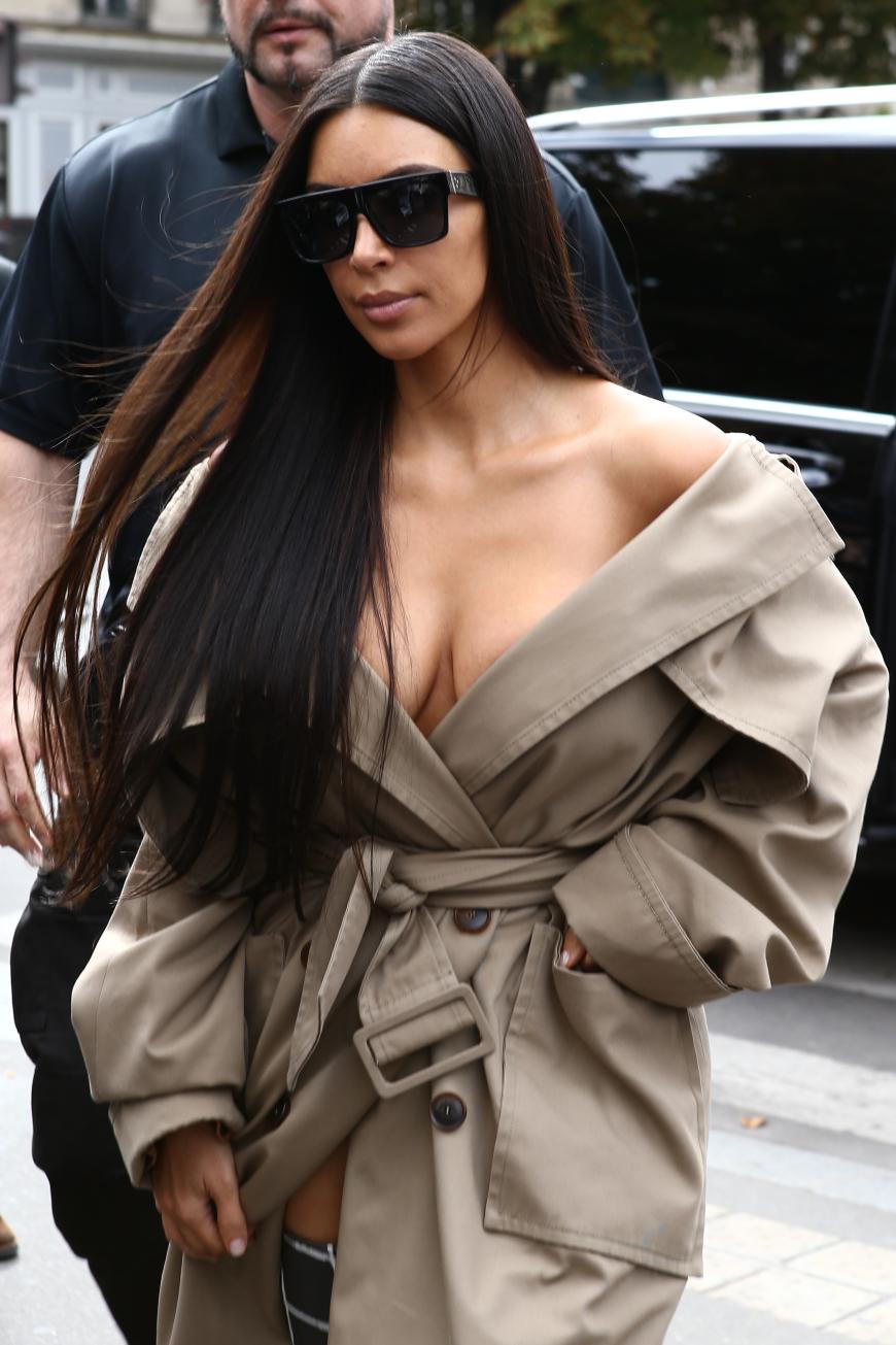 Kim Kardashian wurde in der Nacht von Sonntag auf Montag in ihrem Pariser Apartment überfallen und ausgeraubt.