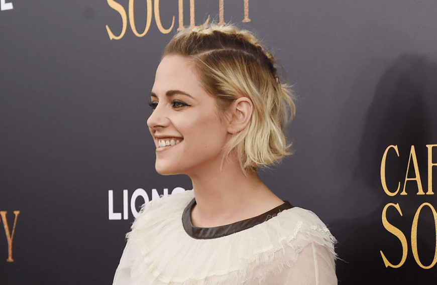 Verspielt: Zur Filmpremiere trägt Kristen Stewart ihr Deckhaar in einem Flechtzopf. So geht's: Mit einem Stielkamm die Mittelpartie des Haares abteilen. In drei gleiche Strähnen teilen, am Kopf entlang bis zum Ende flechten und mit einem durchsichtigen Gummi befestigen.