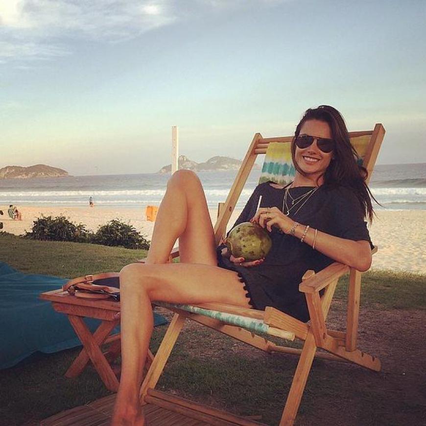 Kühles Nass: Alessandra Ambrosio (35) steht auf den Schlankheitsdrink.