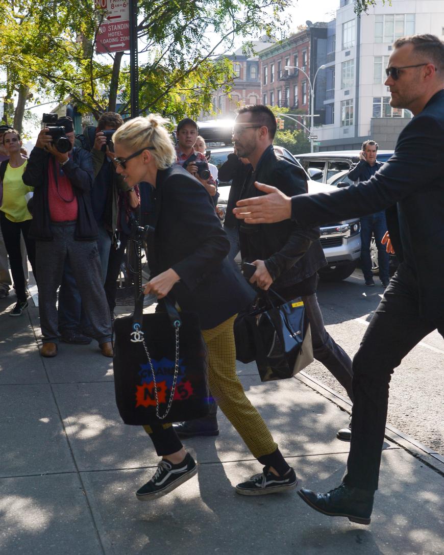 Kristen Stewart vor ihrem Hotel in Downtown.