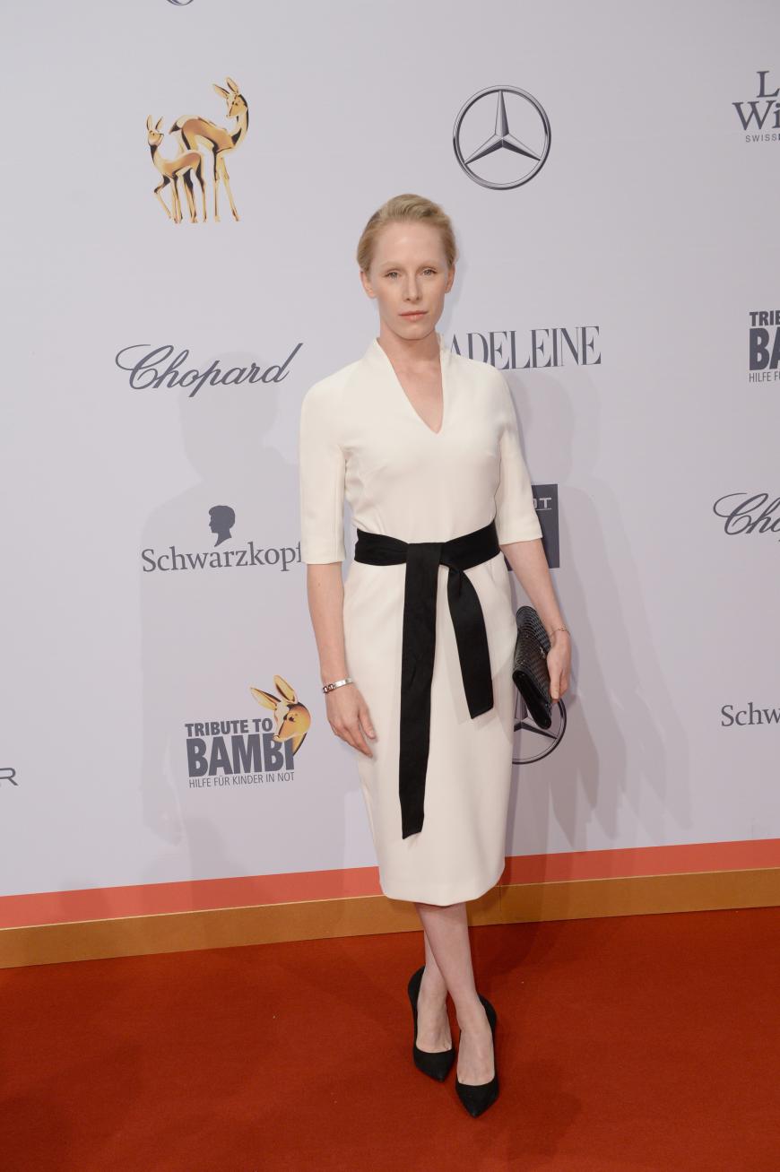 Susanne Wuest zeigte sich ganz klassisch clean und fast ungeschminkt! Der Look gefällt uns, gebleichte Augenbrauen müssen für uns aber nicht sein.