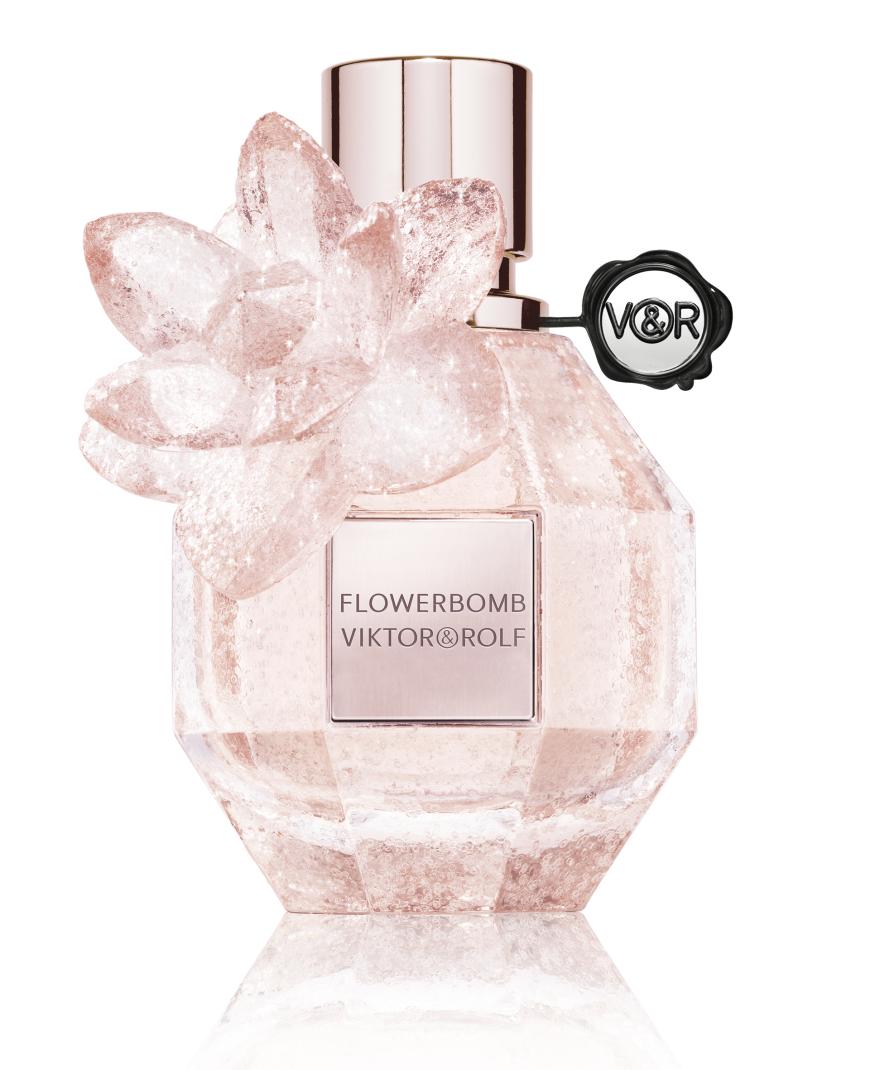 FLOWER-POWER Damit Sie ein lieblicher Duft umweht, einfach je einen Spritzer auf die Haare, den Hals und die Handgelenke sprühen. Super feminin „Flowerbomb“ von Viktor & Rolf, in der Festtagsedition, ca. 88 Euro, 50 ml, EdP