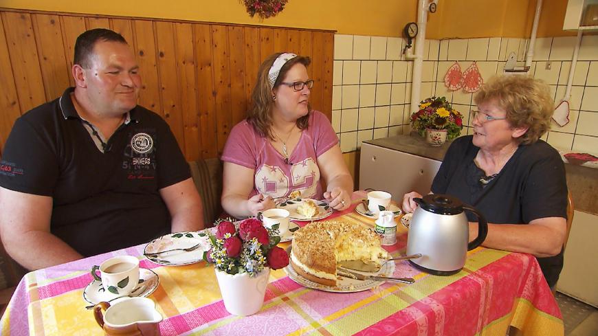 Zu Hause wartet schon Mama Roswitha mit Kaffee und Kuchen. Und die 66-Jährige ist von dem Damenbesuch sichtlich angetan: „Ich habe gleich gesehen, dass die Sandra hier auf unseren Hof passt! Sie ist sehr nett.