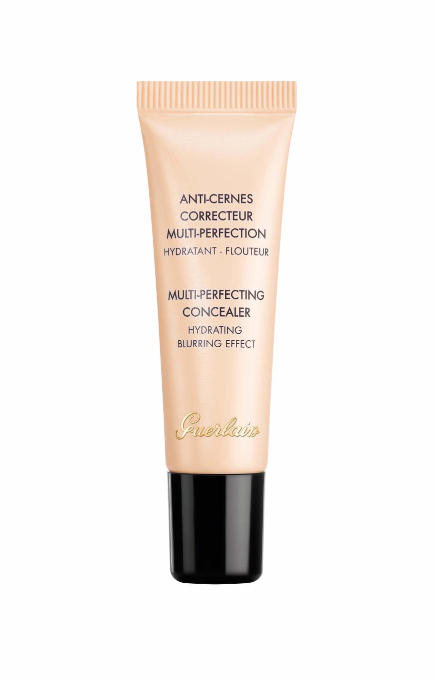 SCHÖNE HAUT Nach einem Tag im Büro kann der Teint ganz schön grau sein. Rötungen und Augenschatten werden mit Concealer abgedeckt. Weichzeichner „Multi-Perfecting Concealer“ von Guerlain, ca. 34 Euro