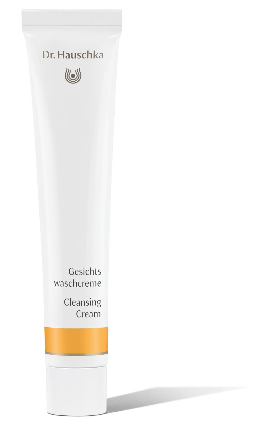 MIT MANDELMEHL „Gesichtswaschcreme“ von Dr. Hauschka, ca. 12 Euro