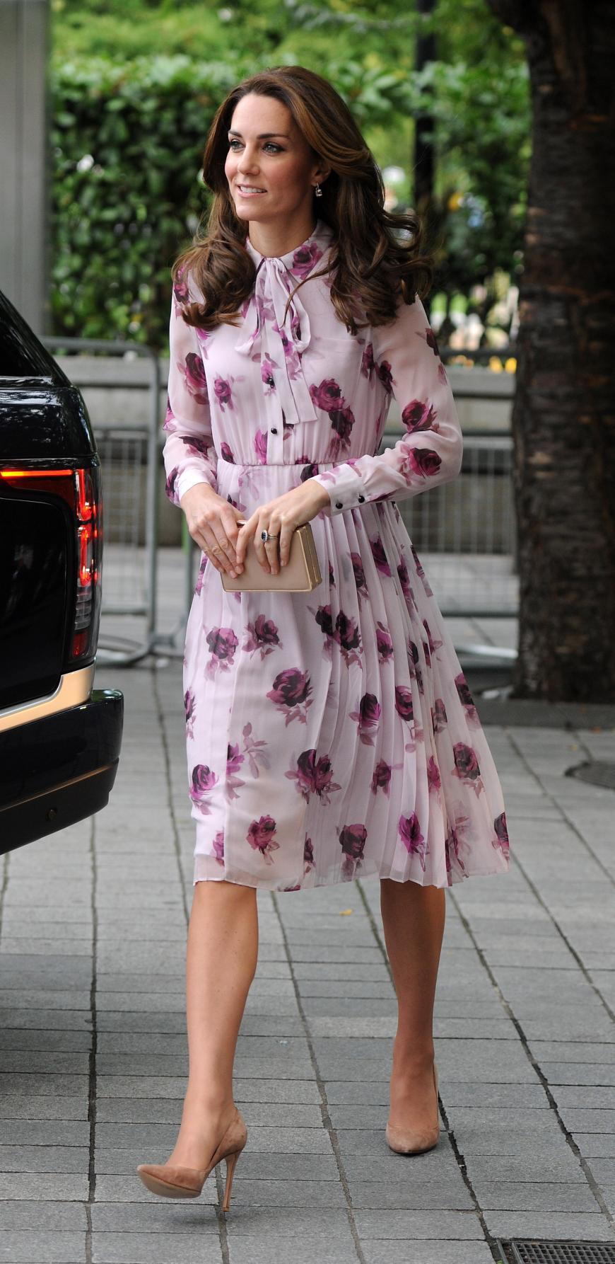 Rosige Aussichten bei Herzogin Catherine: Die Frau von Prinz William absolvierte ihren ersten Auftritt nach ihrer Kanada-Reise in einem floralen Kleid von Kate Spade für umgerechnet 475 Euro.