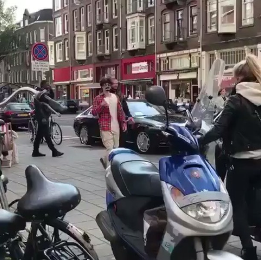 Justin Bieber verkleidet auf der Straße in Amsterdam.