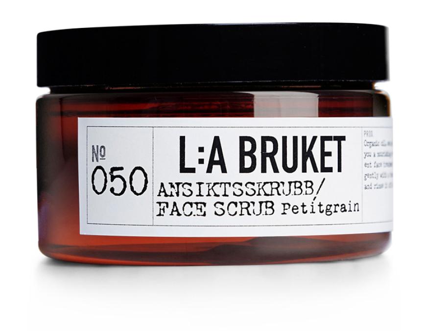 SALZ & ÖL „Face Scrub Petitgrain“ von L:A Bruket, ca. 23 Euro, ludwigbeck.de