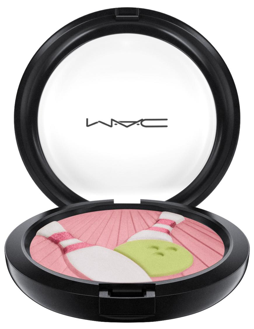 „KÜSS MICH“-LIPS Die Wangen bekommen nur einen leichten Schimmer. Frische „Strike a Strike – Pearlmatte Face Powder“ von Mac, ca. 33 Euro