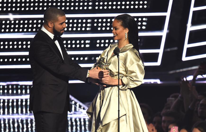 Aktuell soll Rihanna mit dem Musiker Drake zusammen sein.