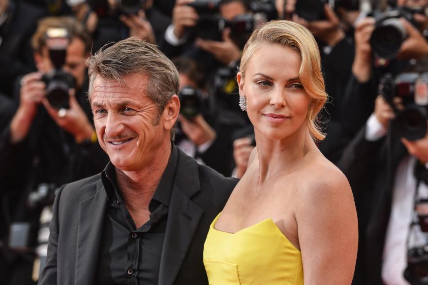 Von Dezember 2013 bis Juni 2015 war Sean Penn mit der südafrikanischen Schauspielerin Charlize Theron liiert. Seit der Trennung halten sich hartnäckig Gerüchte, die schöne Blondine habe Penn nach dem Liebes-Aus geghostet.