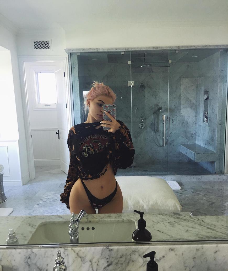 Neuer Tag, neuer sexy Look. Kylie Jenner zeigt ihren Fans ihre heißen Kurven.