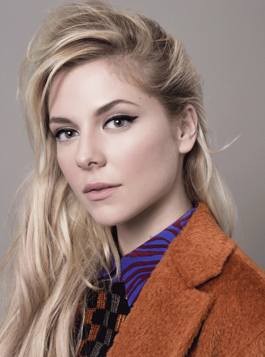 Casual Sideswept: Mantel in Terrakotta, von Max Mara Studio, ca. 780 Euro; Kleid von Drykorn, ca. 229 Euro; bedruckte Seidenbluse, von & Other Stories, ca. 85 Euro