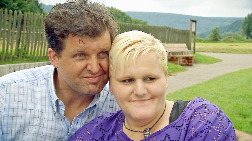 Bauer Ralf hatte sich Hals über Kopf in die Blondine verliebt, schwärmte damals: „Ich mag alles an dir, von Kopf bis Fuß. Du bist in meinem Herzen, du gehst mir nicht mehr aus dem Kopf. Nur du, und keine andere. Ich bleibe nur bei dir.“