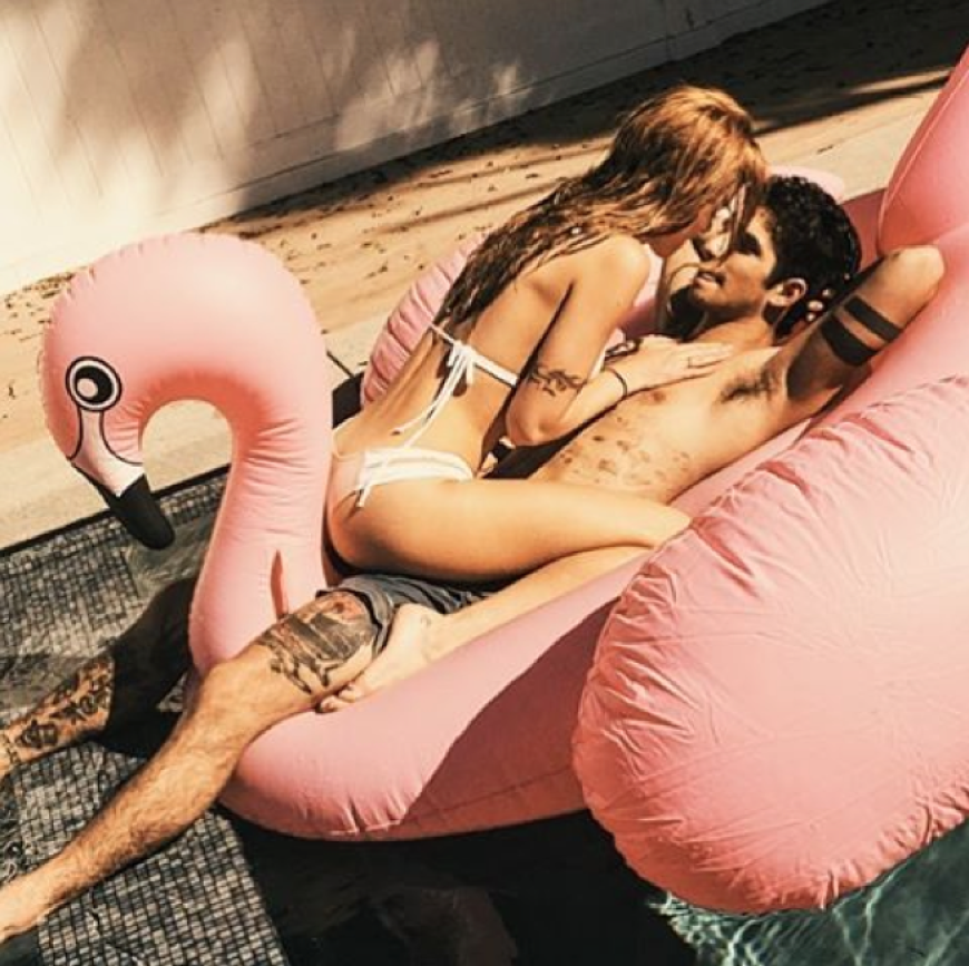 Bella Thorne und Tyler Posey kuscheln im Pool.