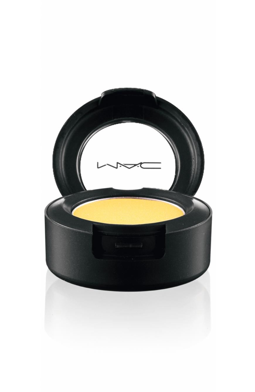 „Mono Eyeshadow“ von Mac, in „Chrome Yellow“, ca. 19 Euro