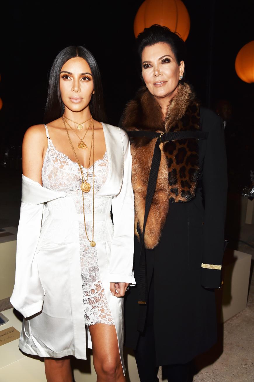 Kim Kardashian udn Kris Jenner vor dem Überfall bei der Fashion Week Paris.