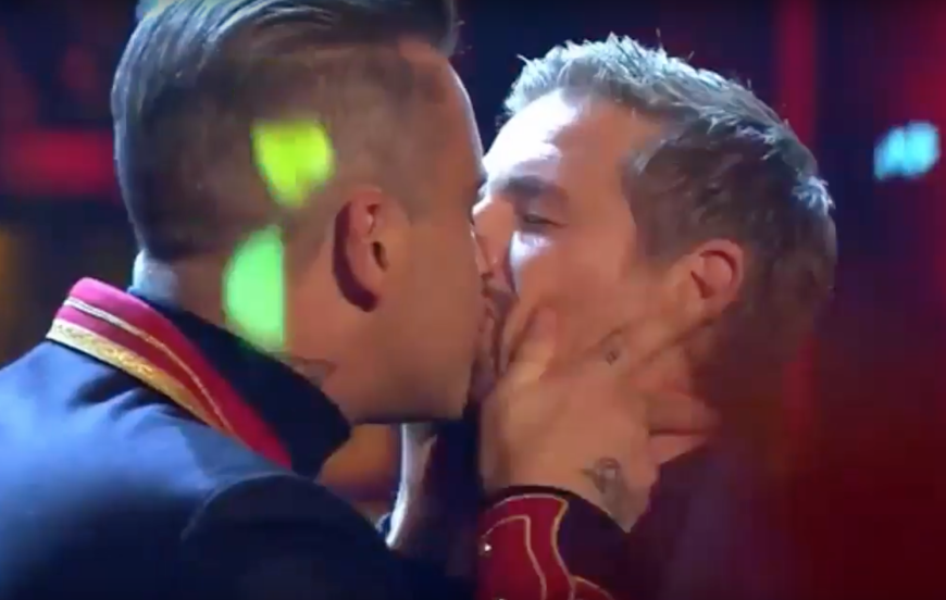 Gib Küsschen! Robbie Williams kennt keine Berührungsängste und schmatzt Klaas Heufer-Umlauf ab.