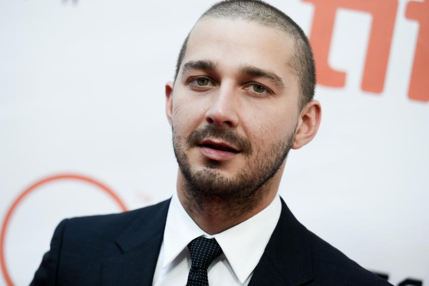 Shia LaBeouf sorgte in den letzten Jahren immer wieder für Aufsehen. Erst dieses Jahr trampte er per Anhalter durch die USA und sorgte mit öffentlichen Ausrastern für Negativ-Schlagzeilen.
