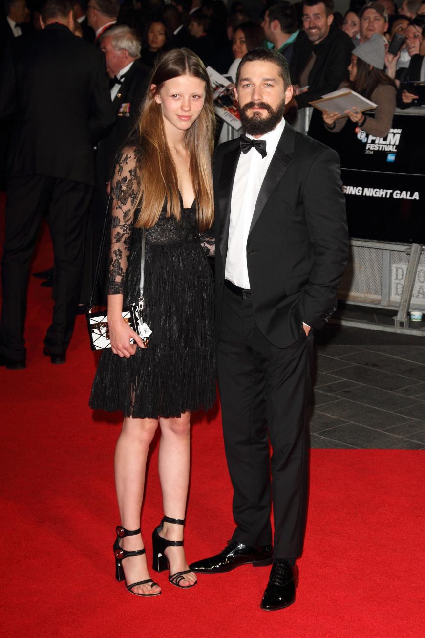 Das ging schnell! Shia LaBeouf hat seine langjährige On/Off-Freundin Mia Goth geheiratet. Die Hochzeit ließ der Schauspieler live von