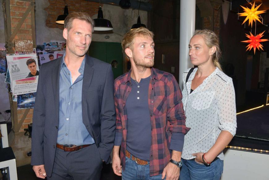 Sein Patenonkel Alexander Köster (Clemens Löhr, l.) und dessen Freundin Maren (Eva Mona Rodekirchen) freuen sich über Pauls Rückkehr nach Berlin.