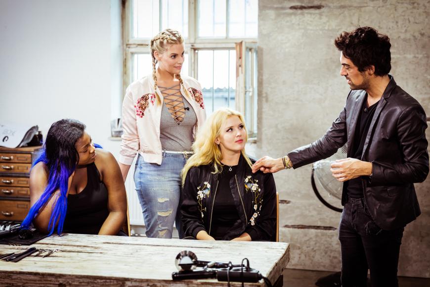 Curvy Model Angelina Kirsch (2. v. links) beim Umstyling mit den skeptisch dreinblickenden Kandidatinnen Aurelie und Polina
