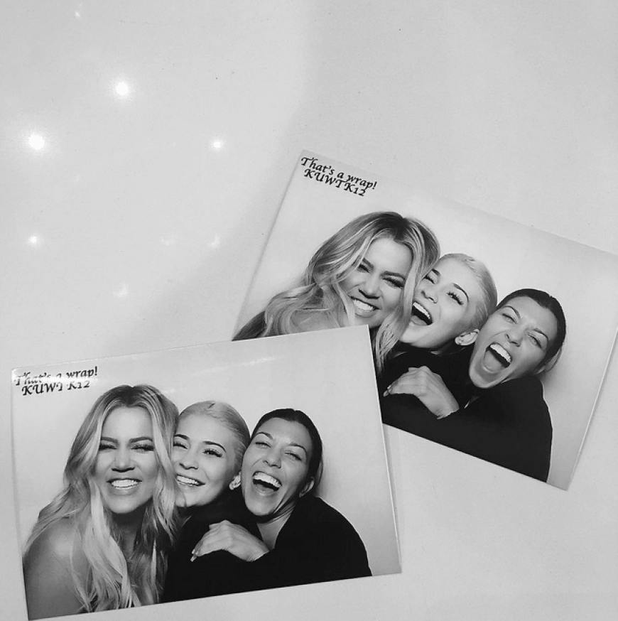 Khloé Kardashian, Kylie Jenner und Kourtney Kardashian posieren in der Fotobox - von Kim Kardashian fehlt jede Spur.