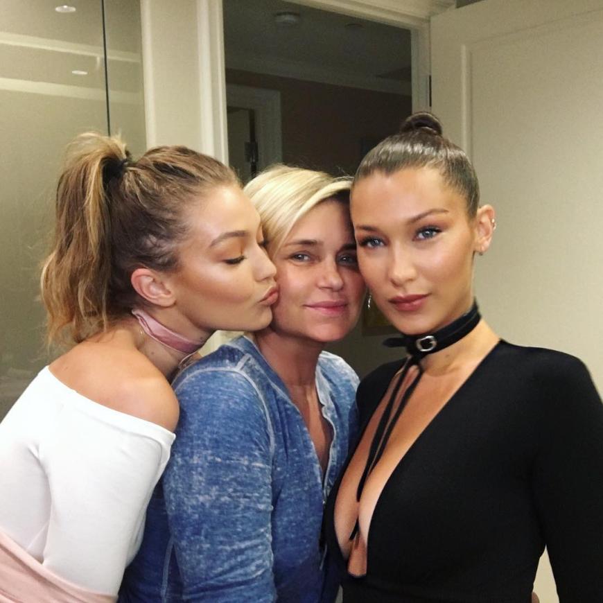Gigi Hadid (l.) ist von Lyme-Borreliose nicht betroffen, ihre Schwester und ihre Mutter hingegen schon.