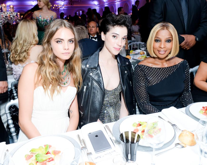 Bei St. Vincent (Mitte) handelt es sich um die Ex von Cara Delevingne.