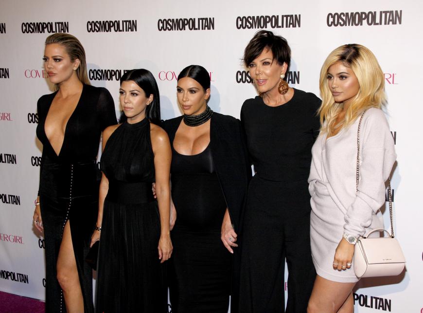 Unterstützung und Rückhalt bekommt Kim Kardashian nun vor allem von Mutter Kris Jenner und ihren Schwestern Khloé und Kourtney Kardashian.