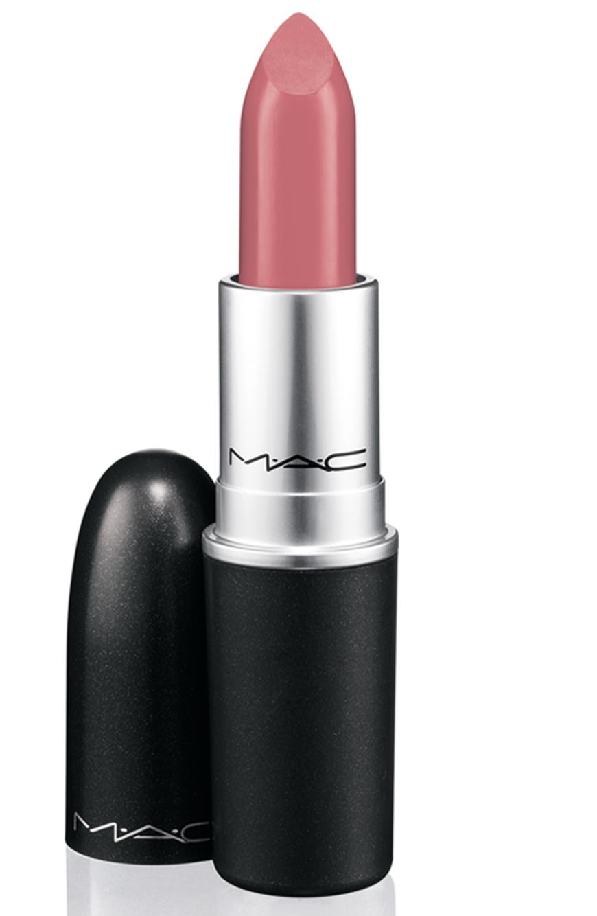 DAS ALLROUNDTALENT Du hast keine Muße, dich auf die Suche nach dem individuellen Ton zu machen? Macht nix: Dieses rosige Beige passt einfach immer und schmeichelt jedem Hauttyp. „Lipstick“ von Mac, im Ton „Brave“, ca. 19 Euro