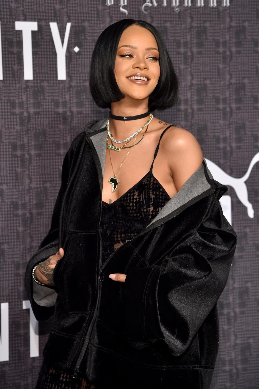 Sleek und akkurat: Exakt bis zum Kinn geschnitten und stark geglättet: Der klassische, grafische Bob von RIHANNA (28) ist extrem präzise gestylt. Tipp: Anti-Frizz-Gel sorgt für Glanz.