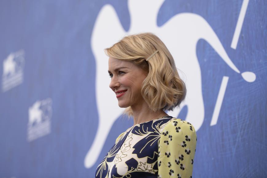 Sexy 80s-Wellen: Stumpf abgeschnitten und mit dem Lockenstab gecurlt: Der Bob von NAOMI WATTS (48) könnte nicht angesagter sein. Wichtig: Die Locken dürfen so unregelmäßig wie möglich fallen.