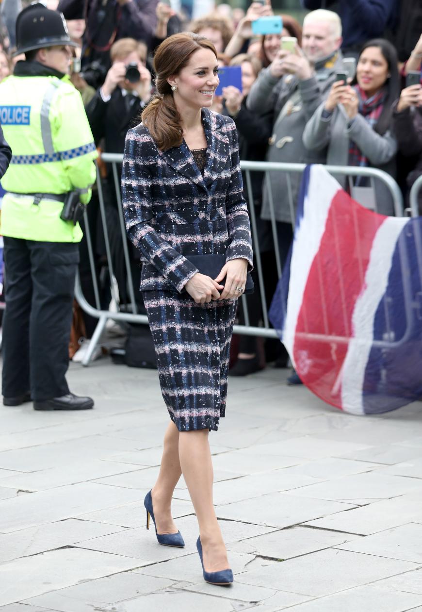14. Oktober: Herzogin Catherine in einem karierten Mantel von Erdem zu dunkelblauen Pumps von Rupert Sanderson beim Besuch in Manchester.