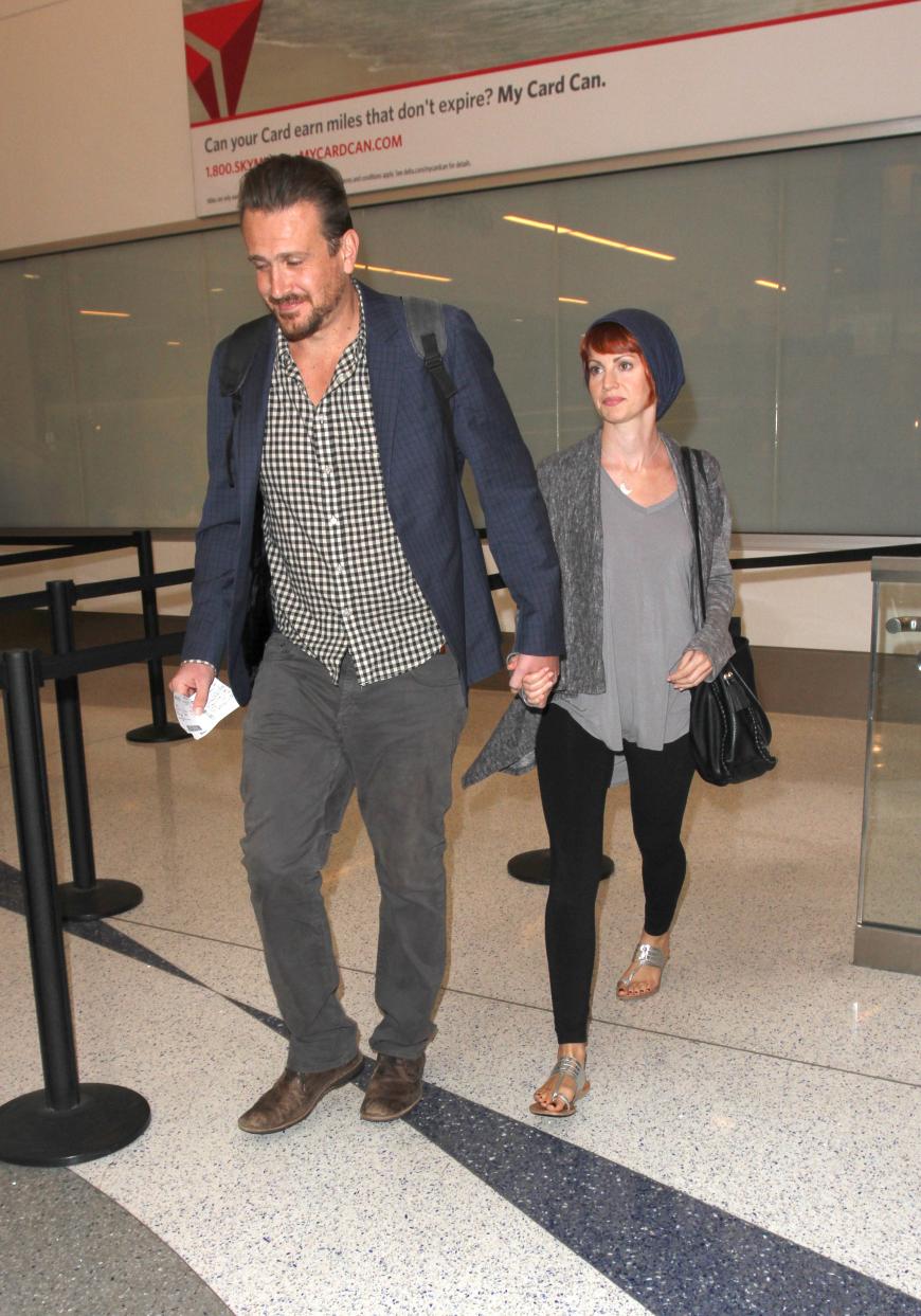 Jason Segel und seine Alexis Mixter zeigen sich verliebt am Flughafen von Los Angeles.