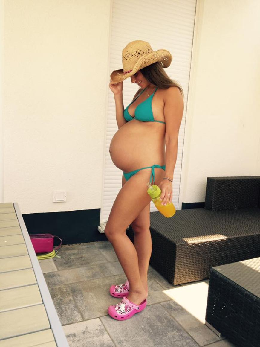 Lange dauert es nicht mehr: Sarah Lombardi zeigt ihre XXL-Kugel im Bikini.
