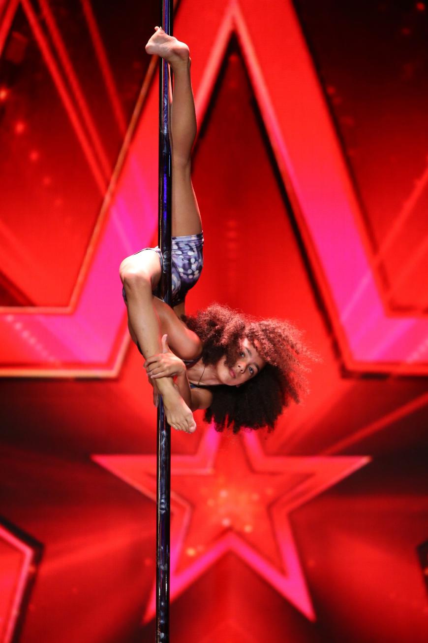 Emily überraschte an der Pole Dance-Stange.