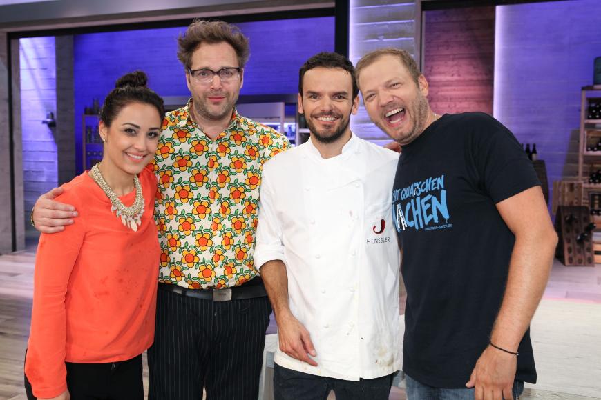 Nina Moghaddam, Paul Panzer, Steffen Henssler und Mario Barth (von links) kochen um die Siegerprämie für einen guten Zweck.