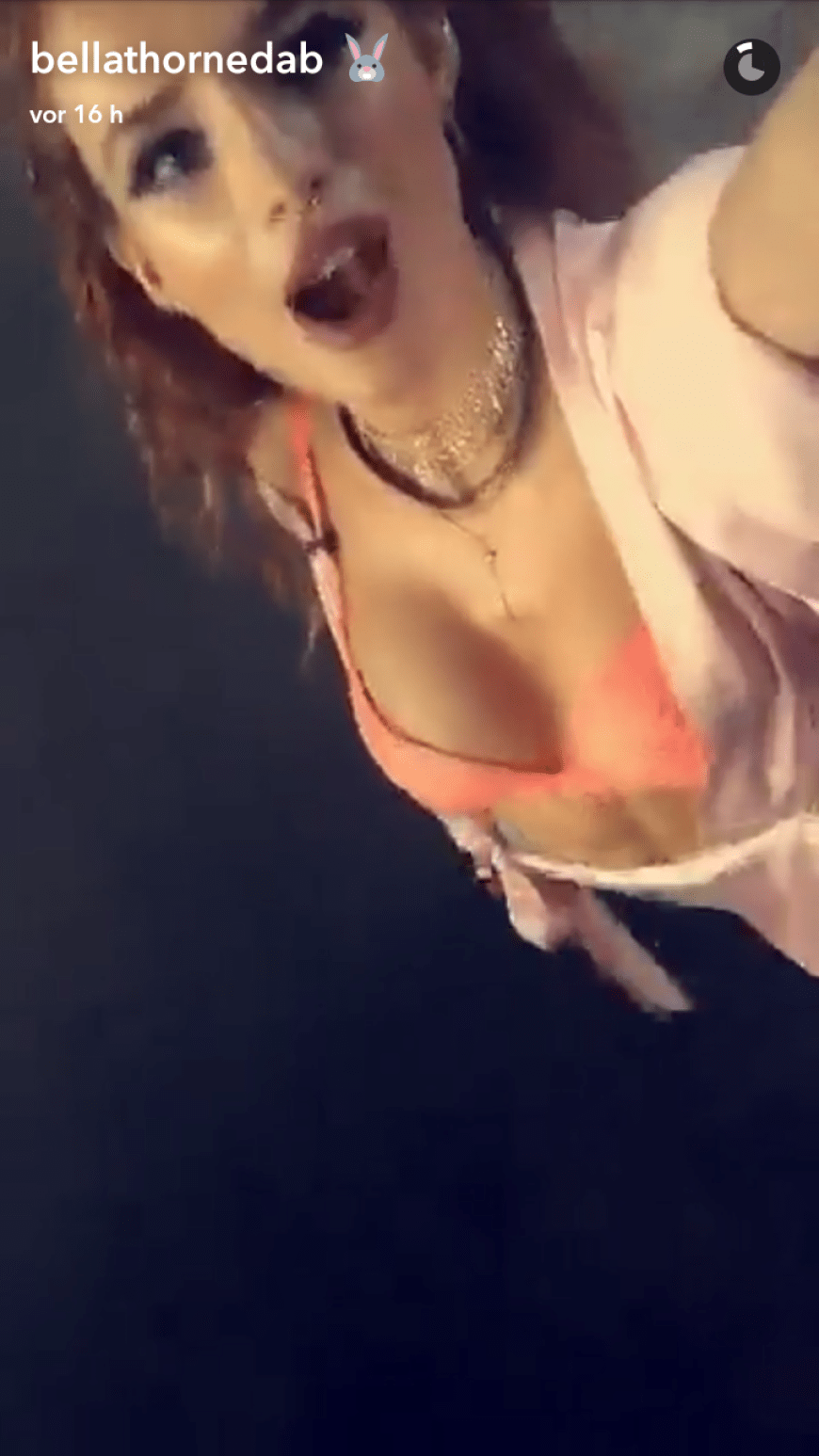 Und sorgt dabei auf Snapchat für einen Nippelblitzer.