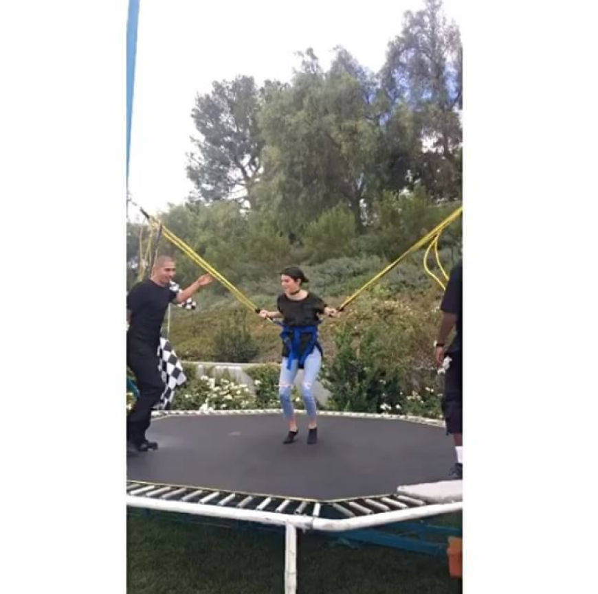 Kendall Jenner probiert sich auf dem Trampolin.