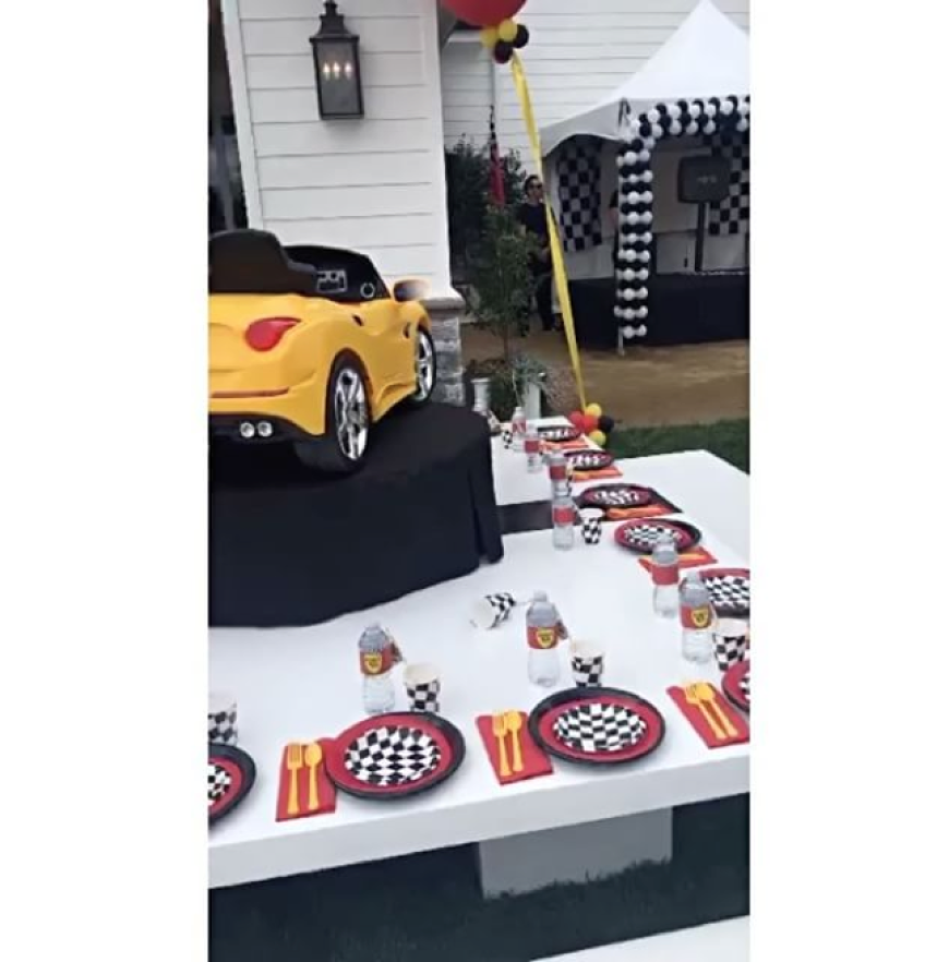 Kindergeburtstag ganz im Zeichen des Autoherstellers Ferrari.