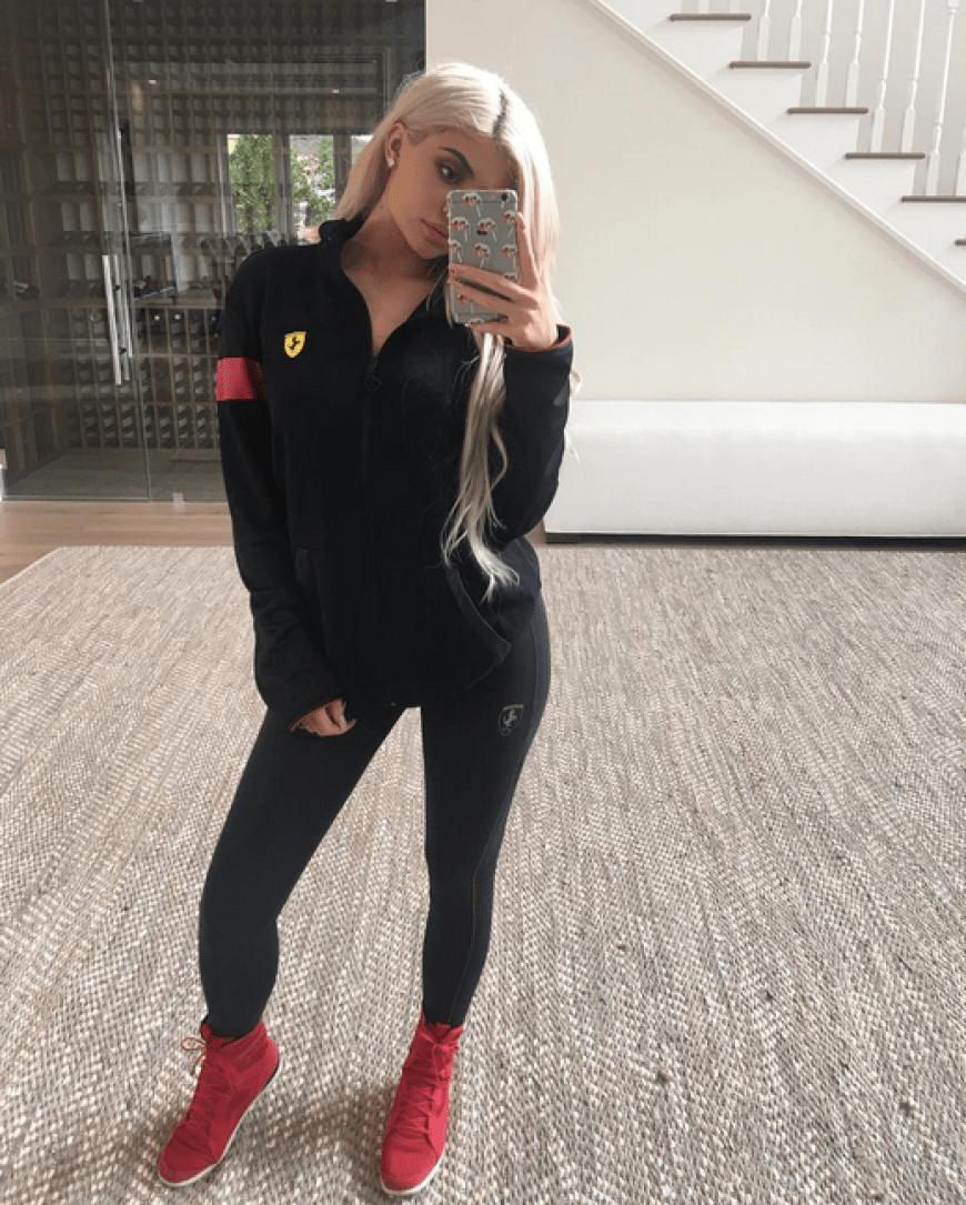 Auch Stiefmama Kylie Jenner feierte im Rennoutfit mit.