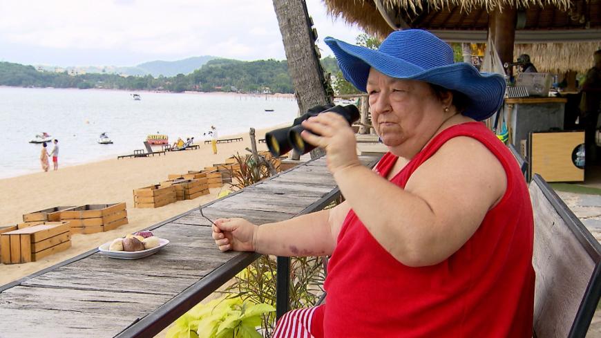 Beates Mama Irene behält bei einem Banana-Split alles im Blick.