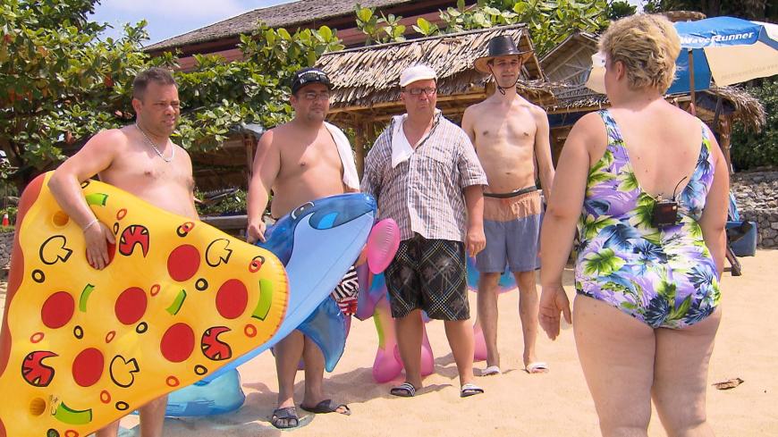 Mario, Sascha, Willi und Thomas (v. links) geben beim Banana-Boat-Fahren alles, um bei Beate punkten zu können.